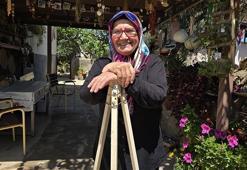 Emekli el işi öğretmeni, ürettiği objeleri bahçesinde sergiliyor
