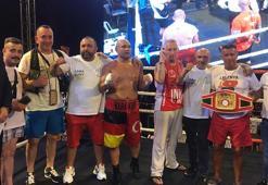 Boksör Fatih Altunkaya kemer için ringde