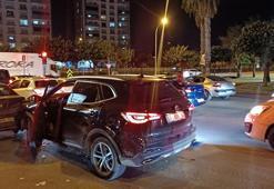 Motosikletli saldırganlar, kırmızı ışıkta bekleyen sürücüyü vurdu: 1 yaralı