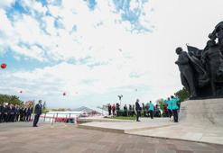 Kurtulmuş, TBMM'deki Atatürk Anıtı'na çelenk bıraktı