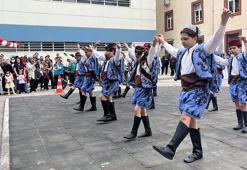 İzmir'de öğrencilerden hastanede tedavi gören çocuklara 23 Nisan sürprizi