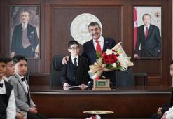 Bakan Tekin, koltuğunu 11 yaşındaki Kenan Ata'ya devretti