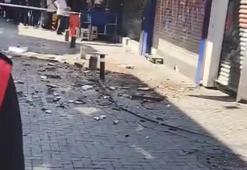 Beşiktaş Çarşı'da 4 katlı binanın çatısından kopan parçalar caddeye düştü