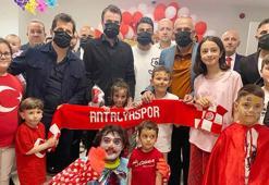 Antalyaspor yönetiminden tedavi gören çocuklara 23 Nisan ziyareti