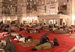 İstanbullular geceyi camiler, spor salonları ve parklarda geçirdi