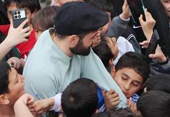 Okul ziyaretinde bulunan Erzurumspor başkanı, teknik direktörü ve kaptanı izdihama neden oldu