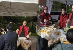 Vakıflar Genel Müdürlüğü geceyi parklarda geçirenlere çorba ikram etti