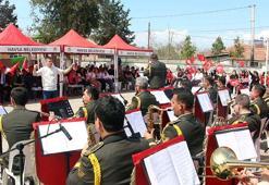 Kolordu bandosu köyde çocuklar için konser verdi