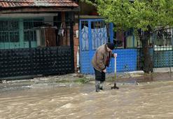 Uşak'ta sağanak; cadde ve sokaklar göle döndü