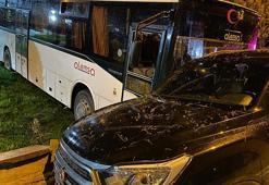 Kendiliğinden hareket eden işçi servisi otobüsü park halindeki araçlara çarptı; o anlar kamerada