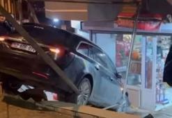 Çarpışan 2 otomobilden 1'i markete girdi