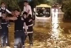 Midibüste mahsur kalan çocukları itfaiyeciler omuzlarında taşıdı