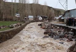 Erzurum'da dere taştı; geçen sene yapılan koruma çalışmaları zarar gördü