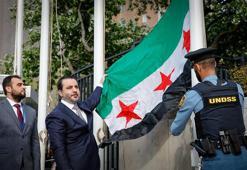 ABD'deki BM merkezinde, yeni Suriye bayrağı göndere çekildi