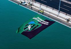Osmangazi Köprüsü’ne dev Kocaelispor bayrağı asıldı