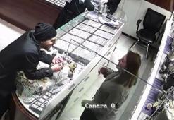 Esenyurt'ta kuyumcudan 535 bin lira değerinde 7 bilezik çalan şüpheli kamerada