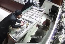 Esenyurt'ta kuyumcudan 535 bin lira değerinde 7 bilezik çalan şüpheli kamerada
