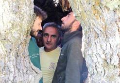 Hakkari’de asırlık ceviz ağacının kovuğuna 12 kişi sığdı