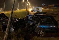 Otomobil aydınlatma direğine çarptı: 1 ölü, 1 yaralı