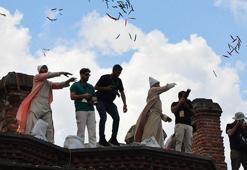 8 ton mesir macunu 20 dakikada halka saçıldı