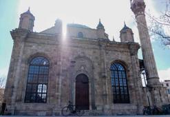 Pencereleri kapısından büyük Aziziye Camii’ne turist ilgisi