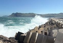 Amasra'da fırtına; dalga boyu 5 metreye ulaştı, helikopter piste güçlükle indi