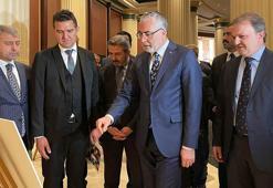 Bakan Işıkhan, '1 Mayıs Fotoğraf Sergisi'ni gezdi