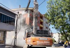 Sancaktepe'de depremde hasar gören 5 katlı metruk bina kontrollü şekilde yıkıldı
