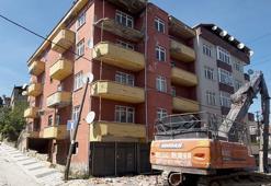 Sancaktepe'de depremde hasar gören 5 katlı metruk bina kontrollü şekilde yıkıldı