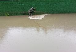 Aydın’da sağanak yağış yaşamı olumsuz etkiledi; alt geçit su doldu