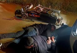 Yüzlerini şapkayla gizleyip husumetlisinin evini kurşunladılar, 5 kilometrelik takiple yakalandılar