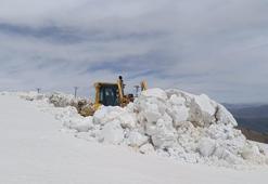 Hakkari'de askeri üs bölgelerinde 4 metre karla mücadele