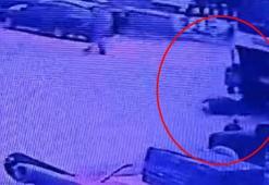 Sakarya'da çöp kamyonunun altında kalan yaya öldü; kaza anı kamerada