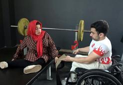 Halterle engelleri aştılar