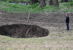 Sivas'ta tarlada 7 metre çapında obruk oluştu