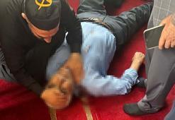 Camide namaz kılarken bıçaklandı