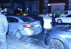 Hafif ticari araç, park halindeki 3 otomobile çarptı: 2 yaralı