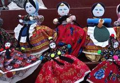 42 yıldır sattığı bez bebekler için 5 dil öğrendi