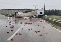 Devrilen TIR'ın dorsesinde yüklü içki kutuları yola saçıldı