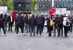 HAK-İŞ Taksim'deki Cumhuriyet Anıtı'na çelenk bıraktı