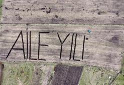 Ardahanlı çiftçi, traktörüyle tarlasına 'Aile Yılı' yazdı