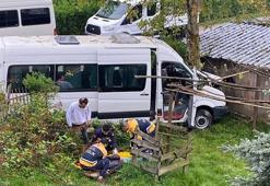İşçi servisi, cip ve ağaca çarptı: 8 yaralı