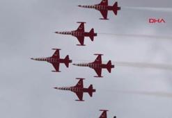 Türk Yıldızları, KKTC semalarında gösteri uçuşu yaptı