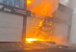 Diyarbakır’da, oto sanayi sitesindeki bir iş yerinde patlama sonrası yangın; olay anı kamerada