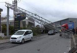 Esenyurt’ta sürücüsünün direksiyon hakimiyetini kaybettiği TIR, refüjdeki PTS direğini devirdi
