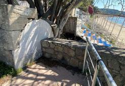 Tarihi çeşme taşı, duvarın içinde kalmış