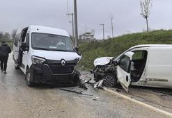 İşçi servisi ile hafif ticari araç kafa kafaya çarpıştı: 13 yaralı