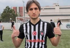 Görme engelli öğretmen, okulda öğrencilerin, yeşil sahada topun peşinden koşuyor