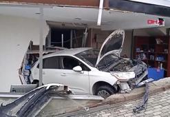 Sancaktepe'de otomobilin iş yerine girdiği anlar kamerada