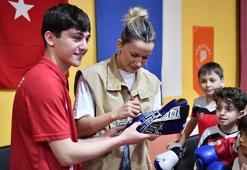 Milli boksör Hatice Akbaş, genç sporcular ile buluştu